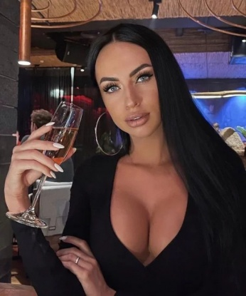 Со мной ты откроешь новые грани своих сексуальных фантазий. Мои услуги на высшем уровне: классический и эротический массаж, оральный секс, анальные ласки, ролевые игры и многое другое. Я обладаю обворожительной внешностью, которая подкупает с первого взгляда. Посмотри мои фото, чтобы увидеть это самостоятельно 😉 Я живу в Москве, поэтому легко могу организовать встречу в любом удобном для тебя месте. Мои постоянные клиенты оценивают меня высоко - у них остаются только положительные впечатления🌟 Открой для себя истинное удовольствие в моей компании! Елизавета